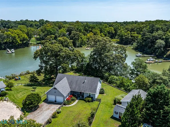 708 Queens Point Dr, Locust Hill, VA 23092