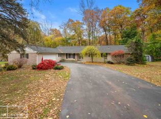 2574 Oakdale Dr, Waterford, MI 48329