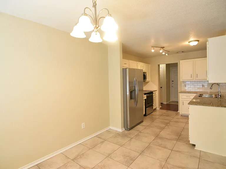 2802 Wesley Dr — Photo 5