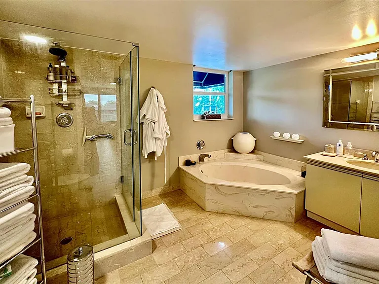 7582 Regency Lake Dr — Photo 11