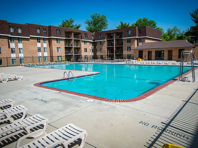 Oakton Park Apartments Pool 01