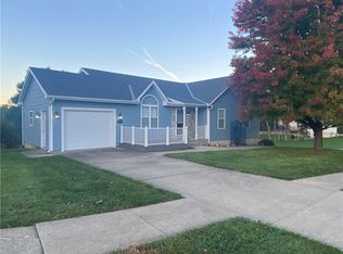 411 Hillcrest St, Lansing, KS 66043