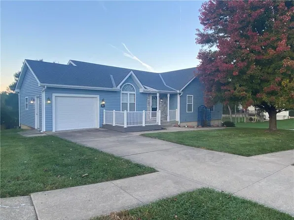 411 Hillcrest St, Lansing, KS 66043