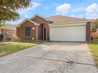 1005 Sussex Dr, Forney, TX 75126