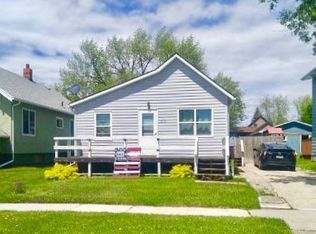 219 10th St NW, Devils Lake, ND 58301