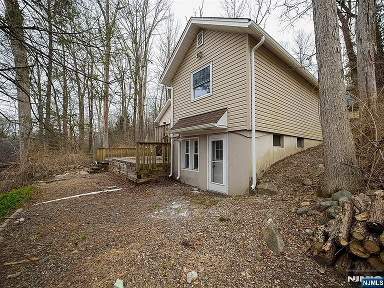 240 Acabonack Rd — Photo 11