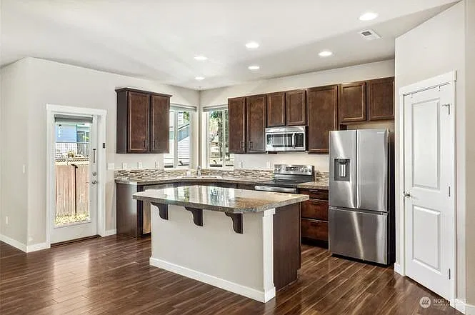 5 bed, 2.5 bath, 2429 sqft, $3,195 — Photo 3