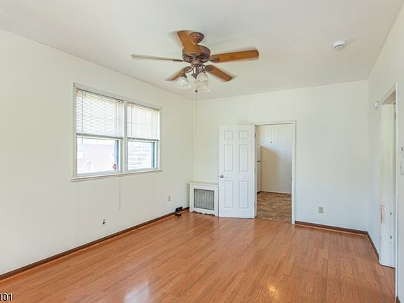 4th image of 33 Butler St