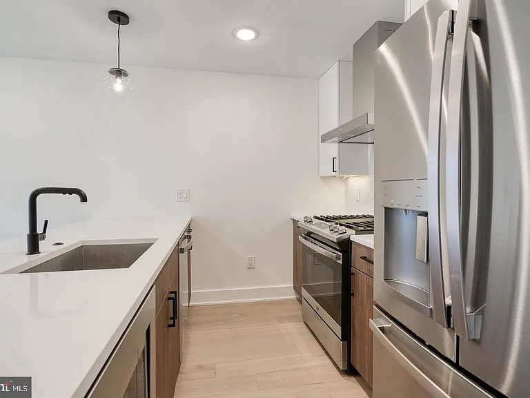 1519 Carpenter St #2 — Photo 8