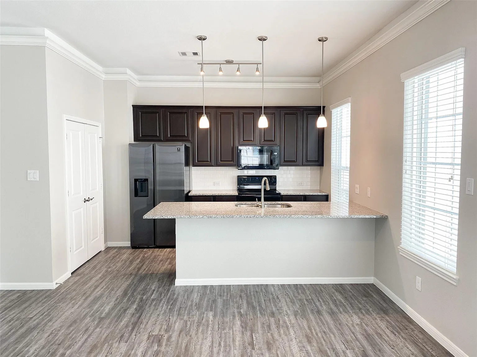 4 bed, 3.5 bath, 1955 sqft, $2,520 — Photo 3