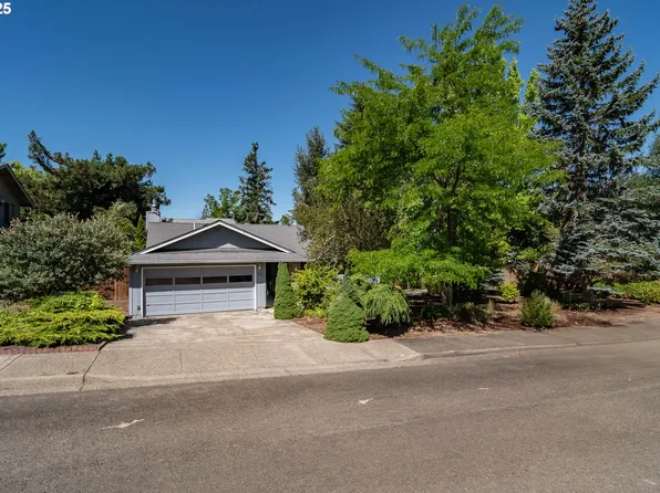 215 NE 9th St, Oakland, OR 97462