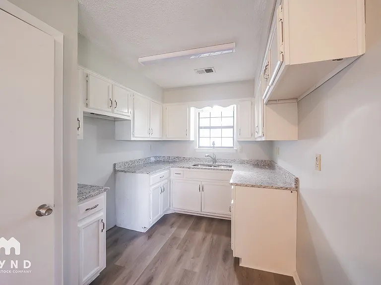 7260 Northbrook Dr — Photo 3