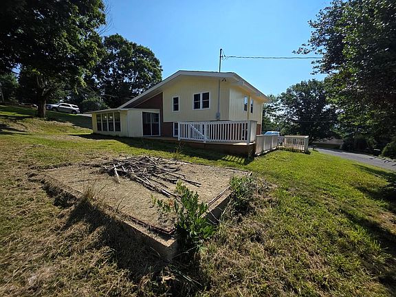 5th image of 176 Crestwood Dr