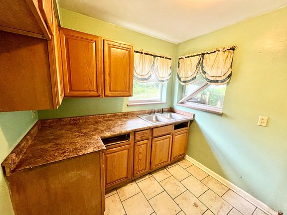 3rd image of 164 Mackenzie Ave