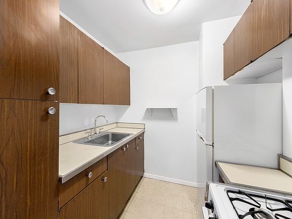 4th image of 220 E 60th St APT 6A