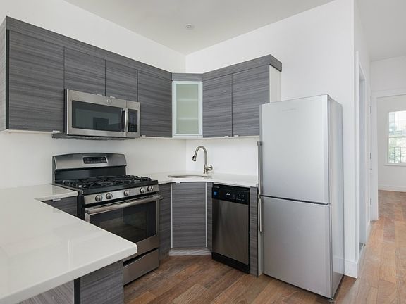 4th image of 207 N 6th St APT 2L
