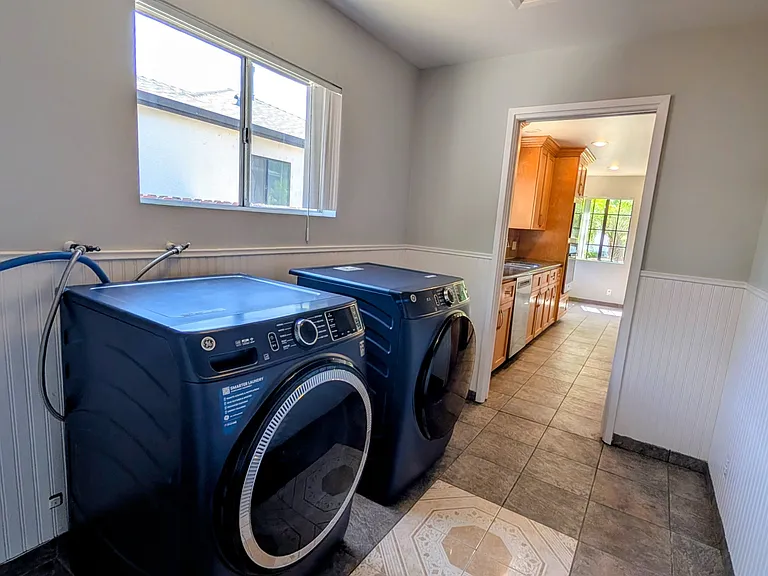 5964 Yarmouth Ave — Photo 6