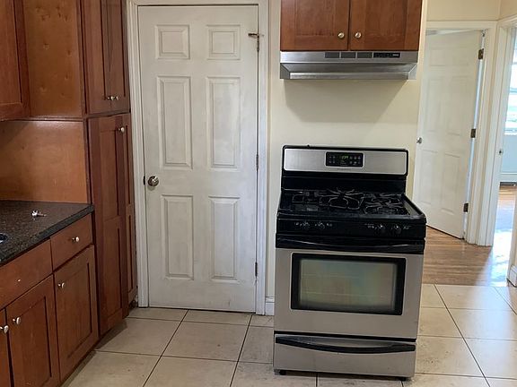 5th image of 522 Saratoga St