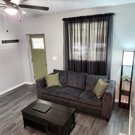 637 Bell St — Photo 3
