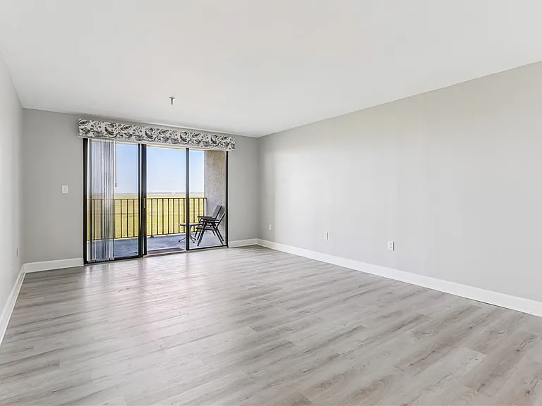 1 Marina Dr — Photo 2