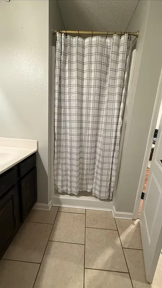 3 bed, 1350 sqft, $2,100 — Photo 2