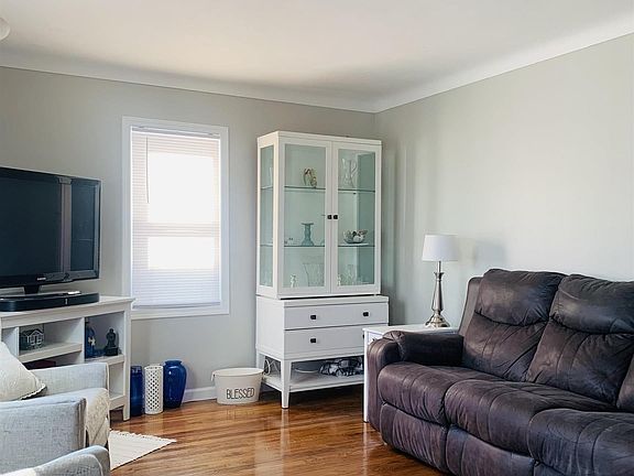 3rd image of 513 Carlton St