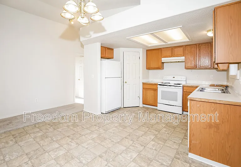 2135 S Crimson Rose Way — Photo 4
