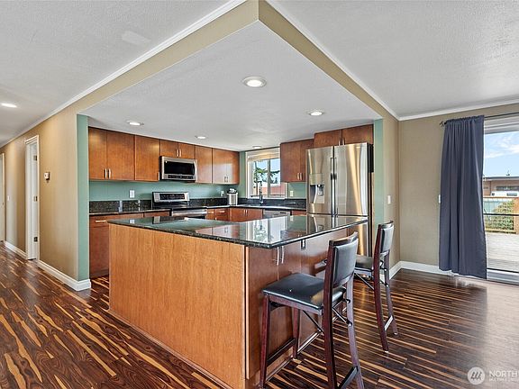 3rd image of 569 NW Fairhaven Drive