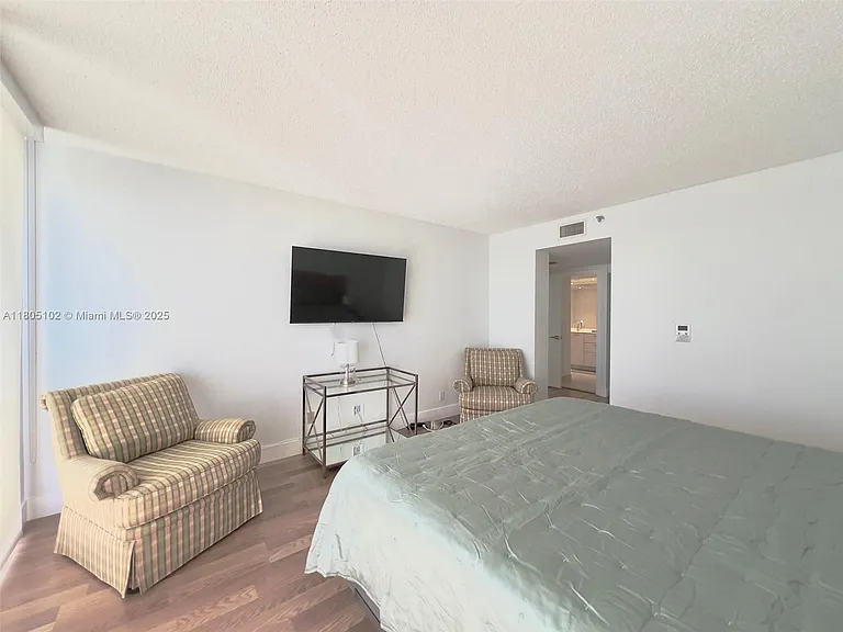 1000 W Island Blvd #2412 — Photo 26