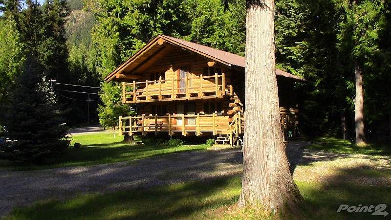 Log cabin across from Bull Lake