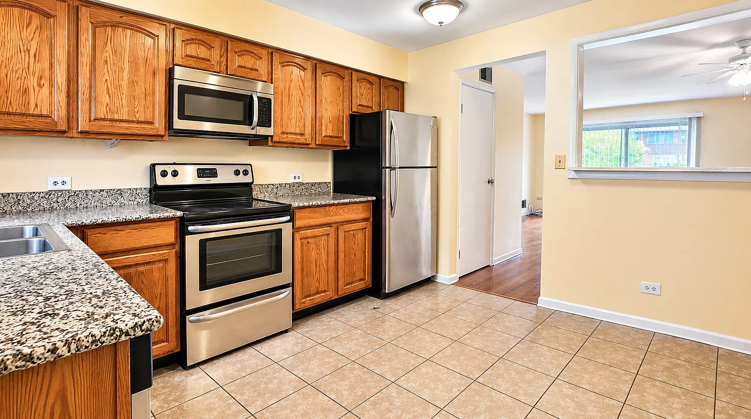 2 bed, 1000 sqft, $1,900 — Photo 2