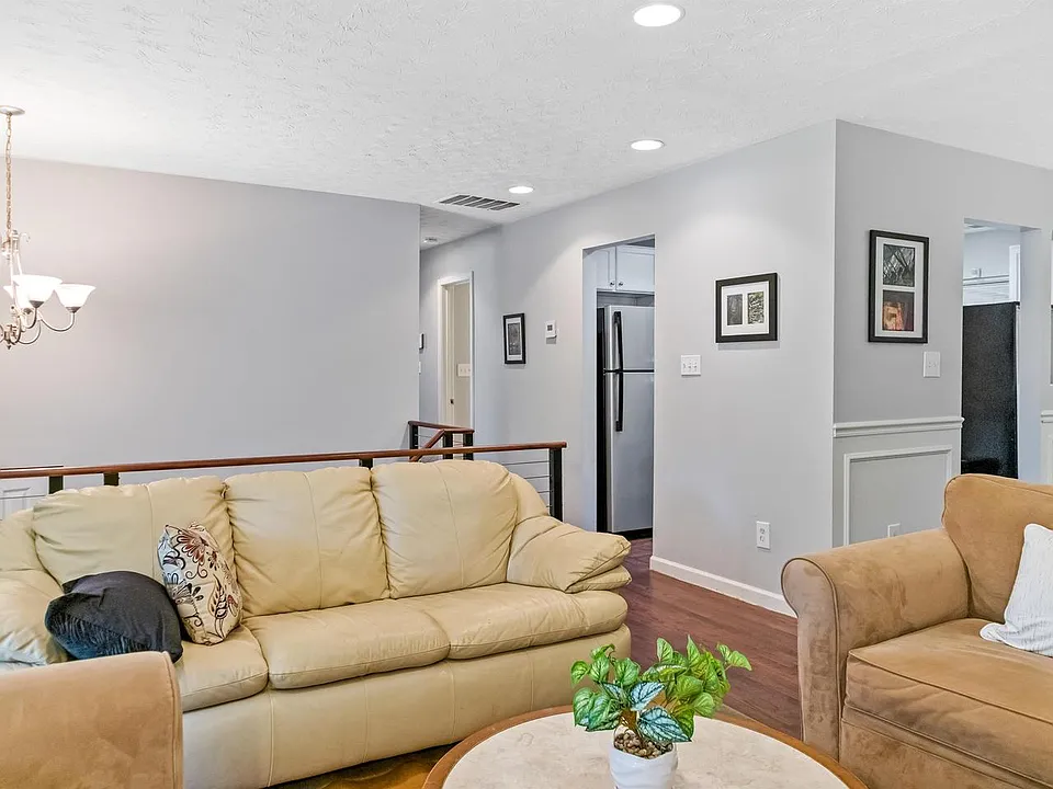 4942 Sheila Ln
