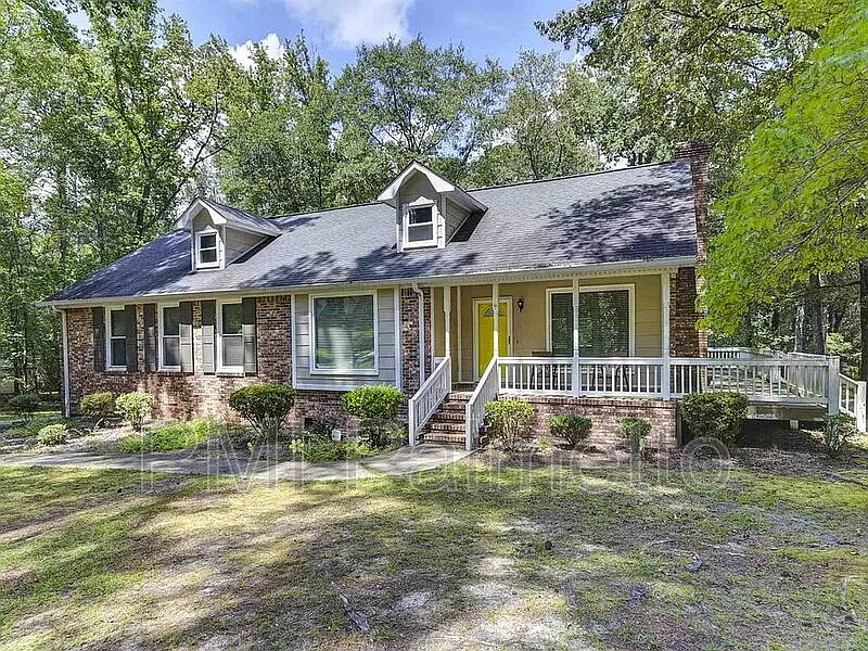 4 bed, 2.0 bath, 2580 sqft, $2,200 — Photo 1