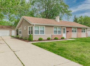 270 Navajo Ln, Hoffman Estates, IL