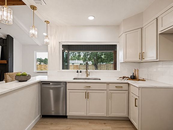 3rd image of 641 Stroud Ln