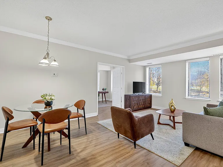 The Saratoga Apartments — Photo 6