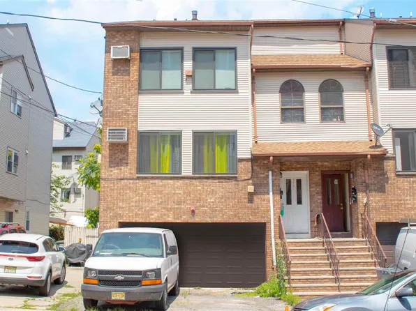 212 45th St, Union City, NJ 07087