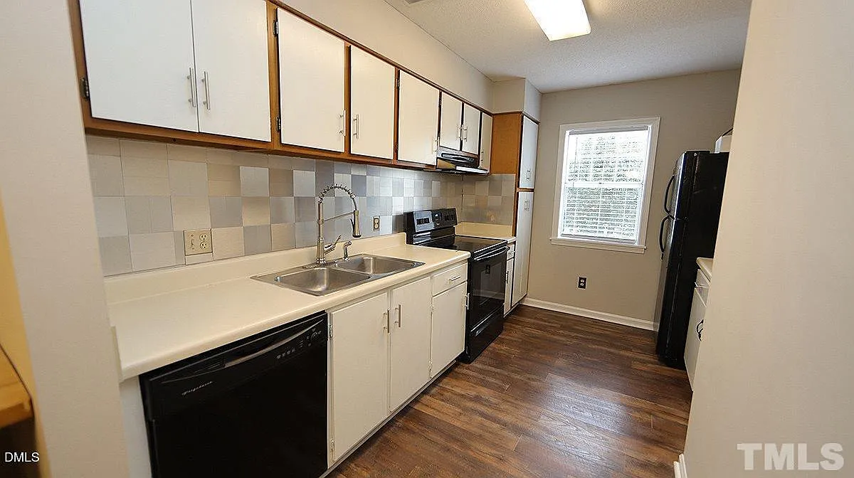 2 bed, 2.5 bath, 1168 sqft, $1,300 — Photo 4