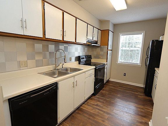 4th image of 131 Kingsbury Dr