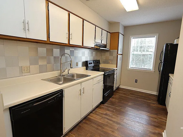131 Kingsbury Dr — Photo 4