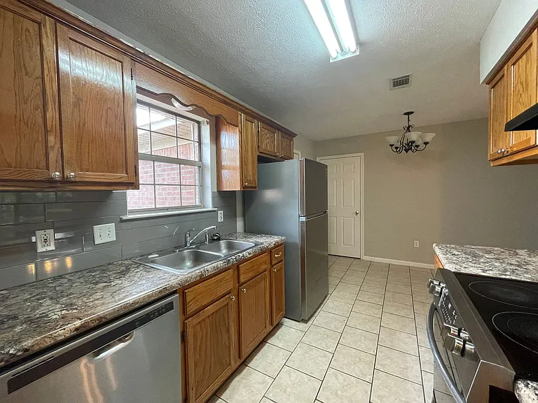 1425 Joyner Dr — Photo 2