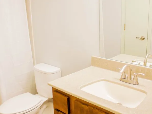 Hepburn Square, 2430 Q St #8, Lincoln, NE 68503