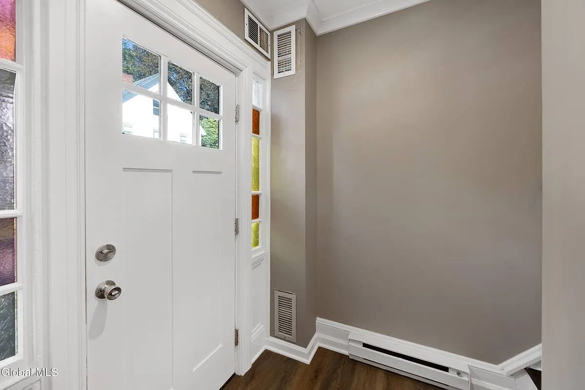 1 bed, 1.0 bath, 1100 sqft, $1,800 — Photo 2