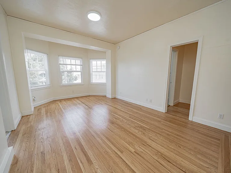 5527 Shattuck Avenue — Photo 2
