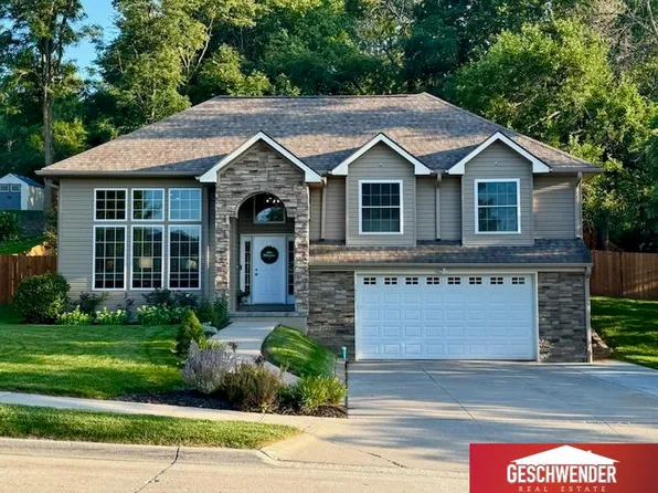 1511 Platinum Dr, Crescent, IA 51526