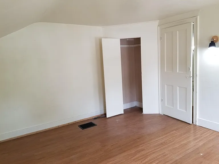 218 E Jackson St — Photo 17