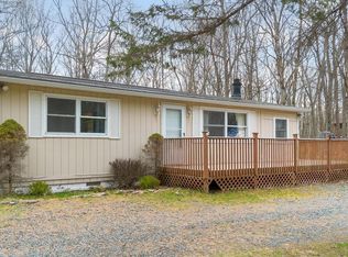 136 Buckhorn Dr, Hawley, PA 18428