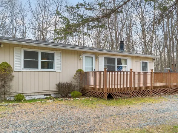 136 Buckhorn Dr, Hawley, PA 18428