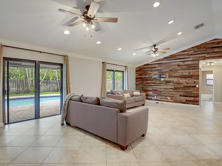 542 Indigo Ave — Photo 4