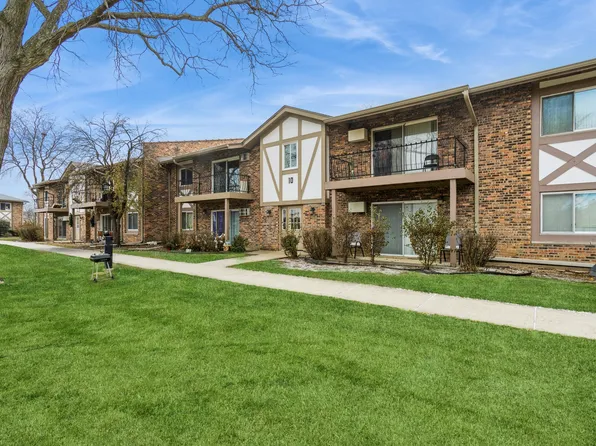 9S025 Lake Dr #10-204, Willowbrook, IL 60527